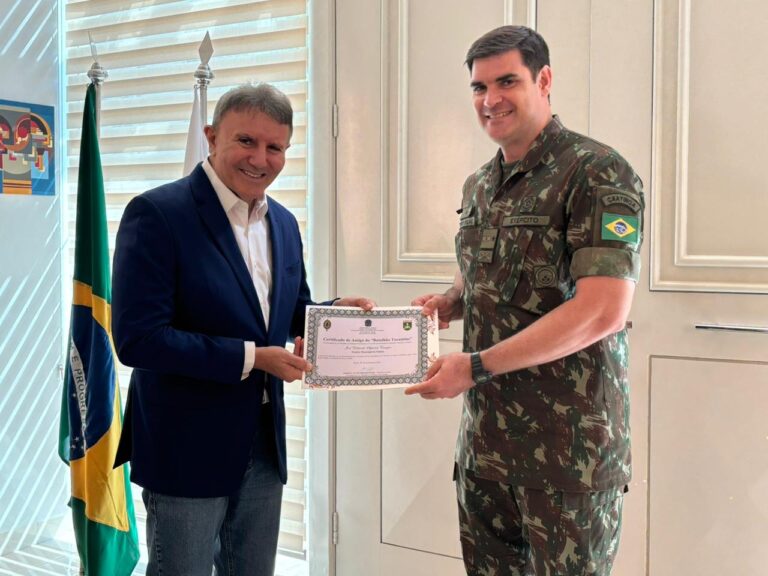 Prefeito Eduardo Siqueira Campos é homenageado pelo Exército e pela Marinha em reconhecimento ao apoio institucional