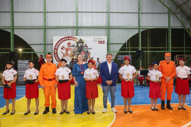 Prefeito Eduardo Siqueira Campos participa da formatura na ETI Margarida Lemos e destaca papel da educação na construção de uma cidade segura