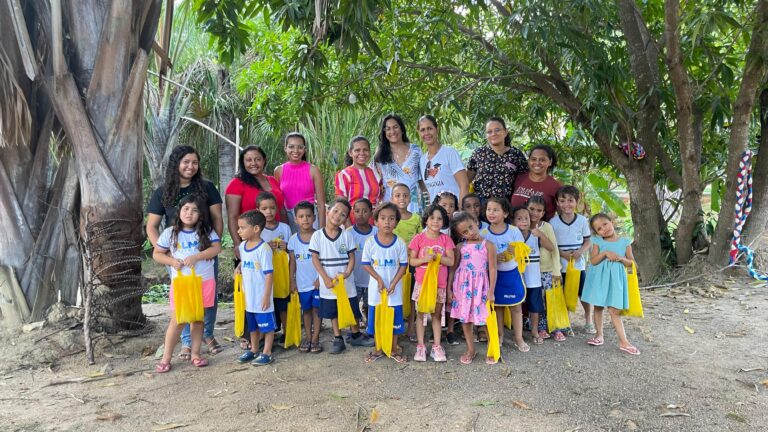 Crianças de Cmei do Morada do Sol têm aula sobre fauna local em passeio educativo no bairro