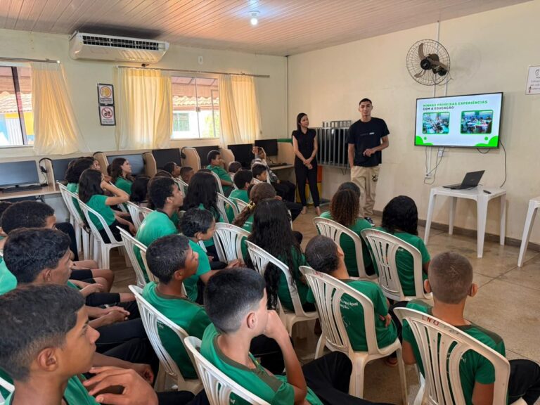 Ex-aluno da rede de ensino de Palmas compartilha trajetória de superação durante bate-papo em escola de Buritirana