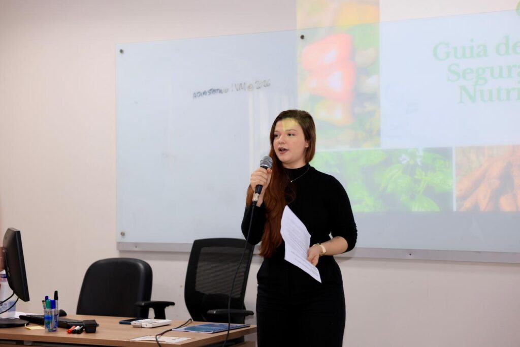 A nutricionista Gabriela de Sá explicou aos sobre como o documento pode beneficiar famílias em situação de vulnerabilidade - Foto: Regiane Rocha