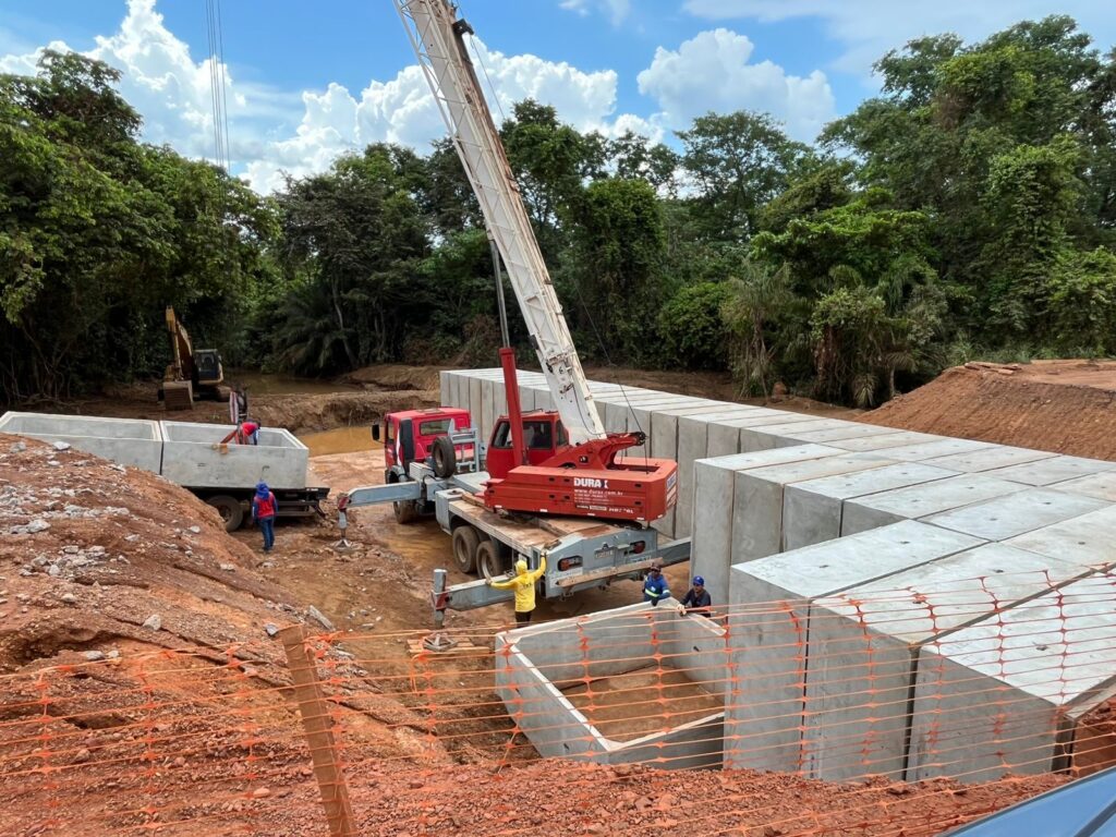 Segue acelerada a montagem das estruturas de concreto (aduelas) do bueiro triplo celular, para passagem do córrego Água Fria - Foto: Divulgação