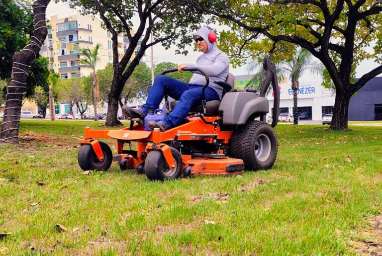 Prefeitura de Palmas executa limpeza na Avenida Siqueira Campos