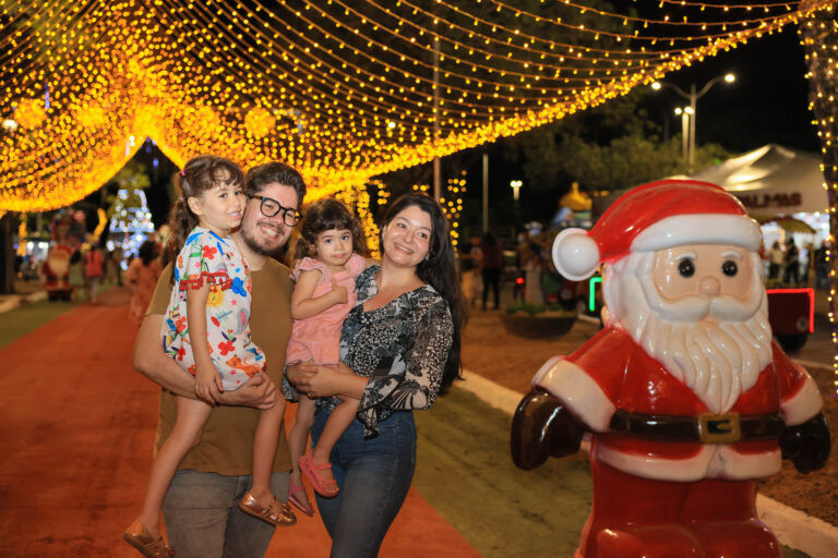 Vila Encantada emociona famílias e inaugura temporada do Natal de Luz no Parque Cesamar