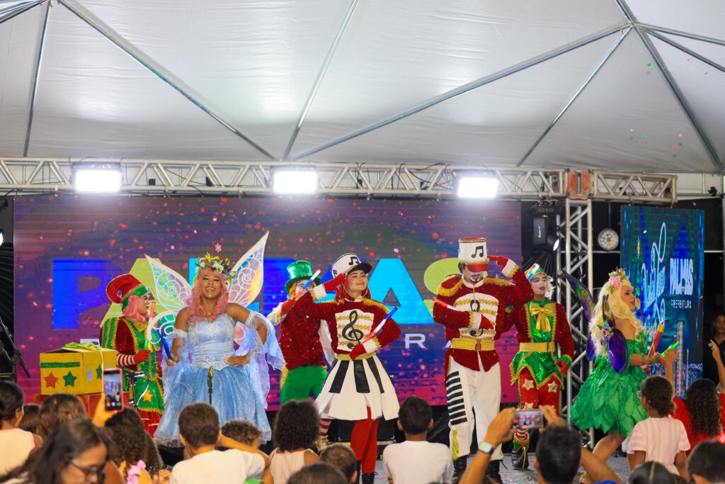 O evento teve início com a apresentação de Um Conto de Natal - Foto: Regiane Rocha