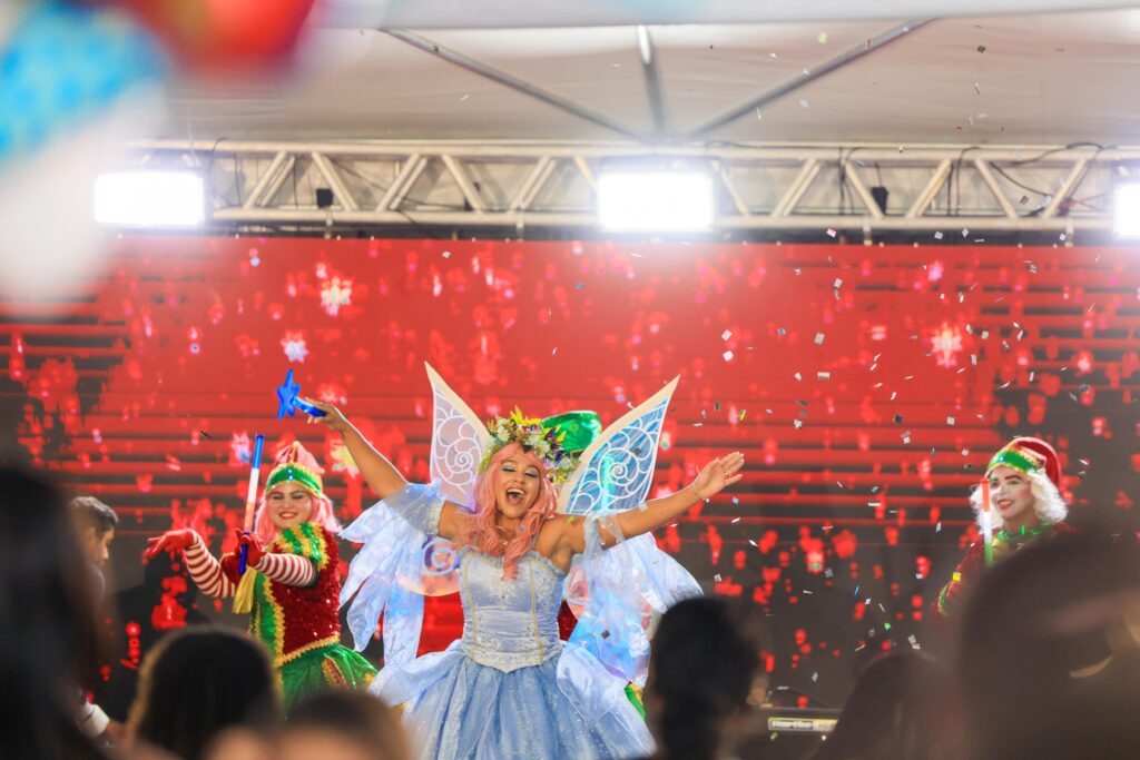 Apresentado pelo palhaço Batatinha, o número artístico apresentou o lado lúdico do Natal - Foto: Regiane Rocha
