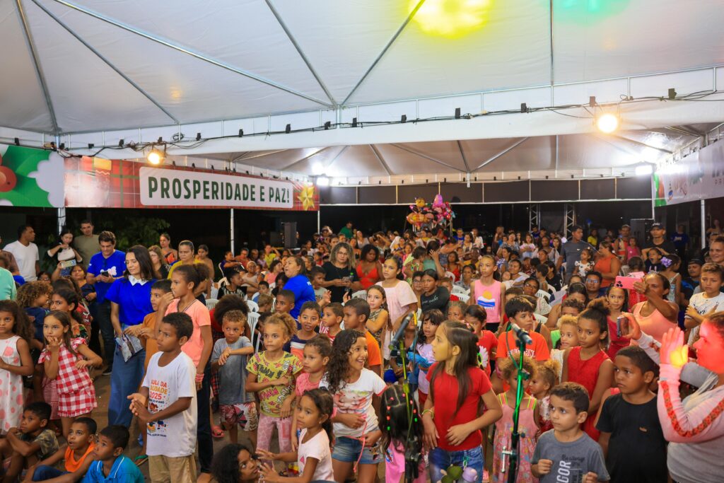 Diversas famílias acompanharam as apresentações do Natal Luz no Jardim Taquari - Foto: Regiane Rocha