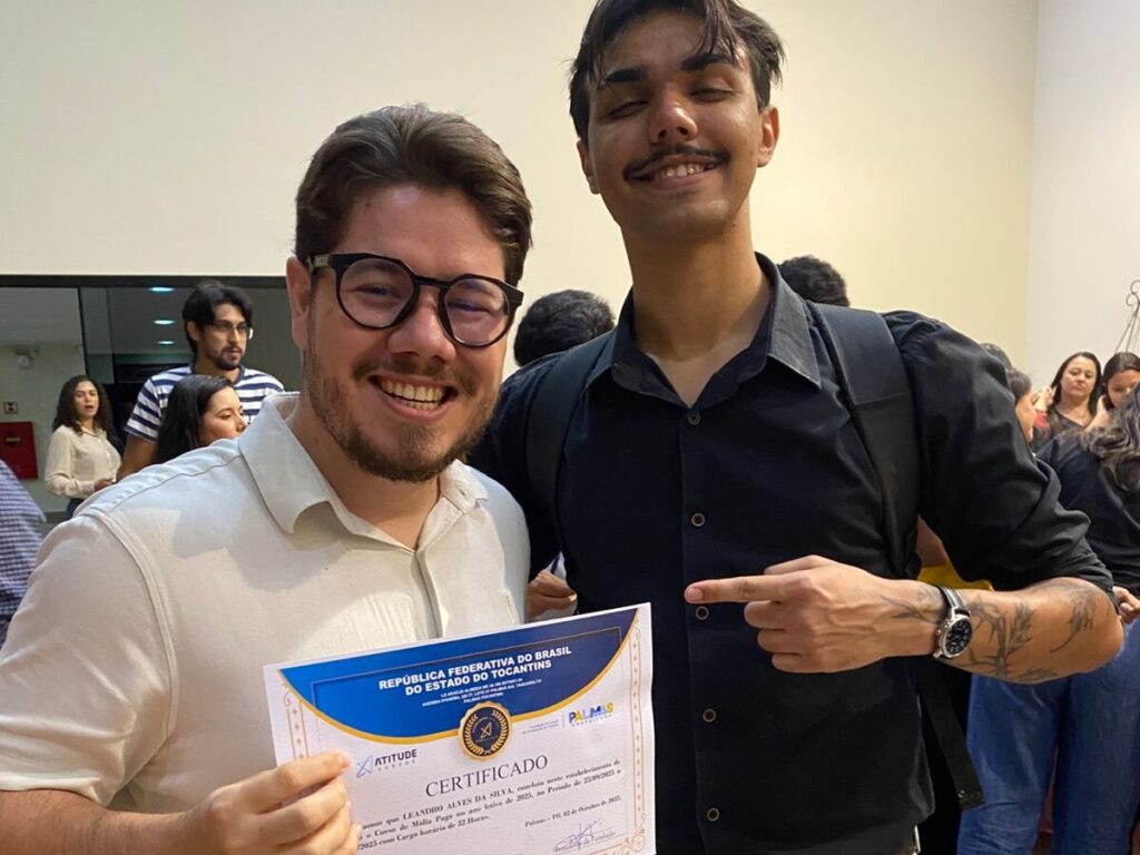 Leandro Alves (à esq) recebeu seu certificado das mãos do professor Isaías Sobrinho e elogiou a formação oferecida - Foto: Divulgação