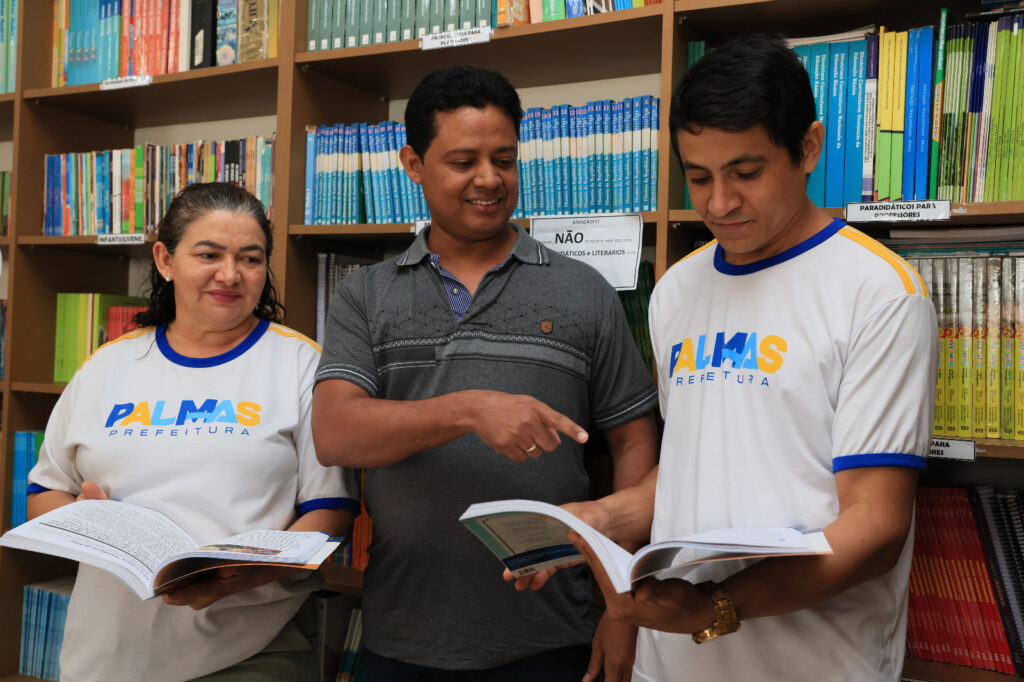 Alunos com o orientador educacional da unidade, Renê Pereira dos Santos - Foto: Lia Mara<br><br>