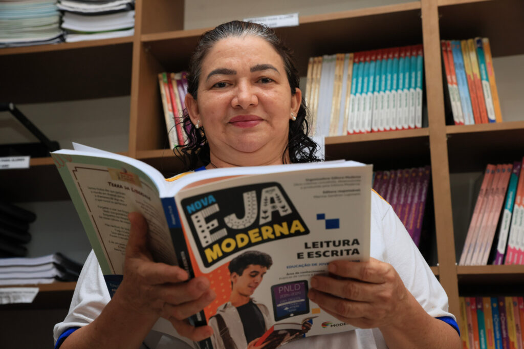 Ana Lúcia Carvalho de Aguiar comemora a conquista de ler pequenas palavras - Foto: Lia Mara<br>