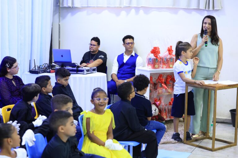 Crianças da ETI Cora Coralina recebem kits pedagógicos em encerramento de projeto de incentivo à leitura