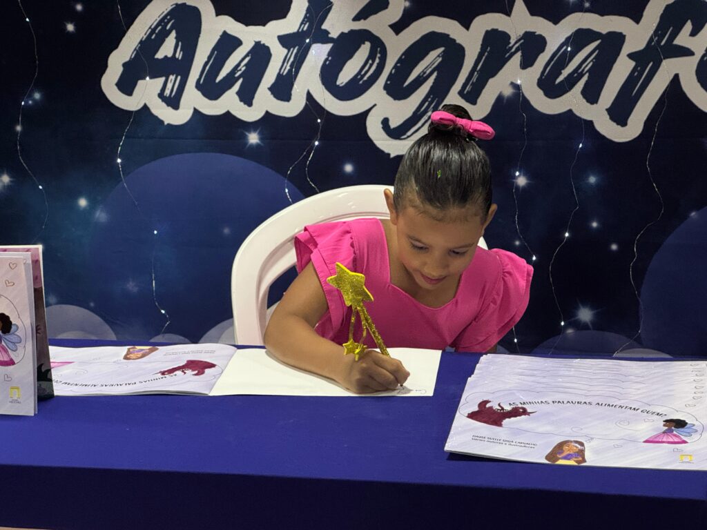 A pequena Ana Júlia é uma das autoras do livro 'As minhas palavras alimentam quem?' - Foto: Samuel Menezes