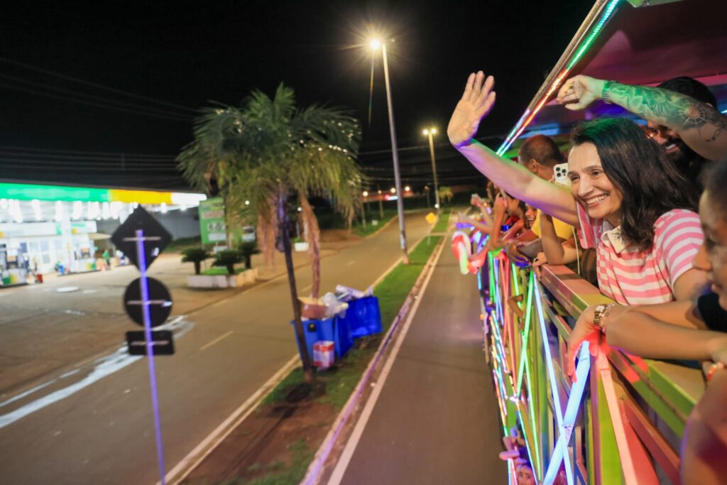 Carreta Natalina precisou dar muitas voltas para levar adultos e crianças presentes ao evento, inclusive a primeira-dama, Pollyanna Siqueira Campos - Foto: Lia Mara