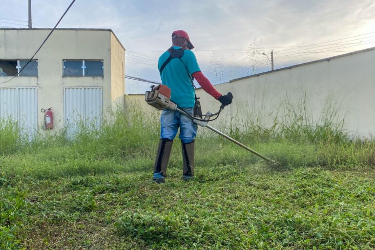 Prefeitura reforça cronograma de limpeza externa nas unidades de saúde durante período chuvoso