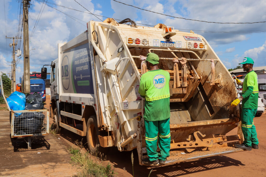Empresa de limpeza urbana de Palmas atende a pedido dos próprios trabalhadores para passarem as festas em família - Foto: Lia Mara