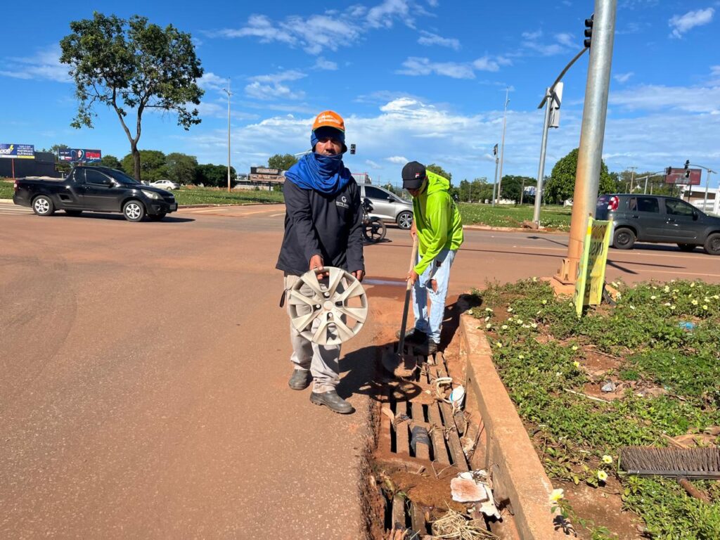 Resíduos descartados de forma inadequada acabam provocando entupimento das bocas de lobo - Foto: Divulgação