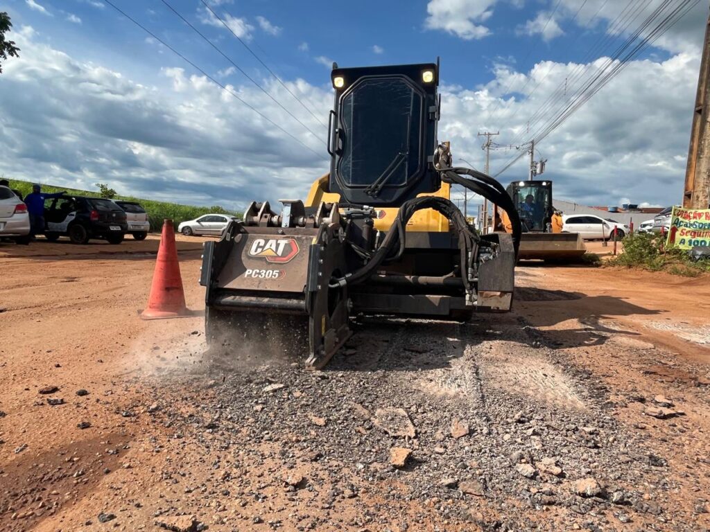 Retirada da camada superficial danificada do asfalto para receber o novo revestimento - Foto: Alcione Luz