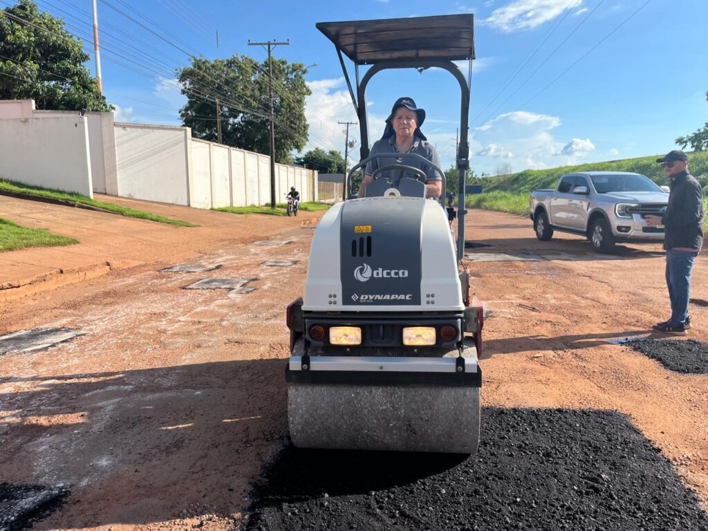 Prefeito de Palmas, Eduardo Siqueira, dá início aos trabalhos para recapeamento de trecho da via na região sul de Palmas - Foto: Alcione Luz