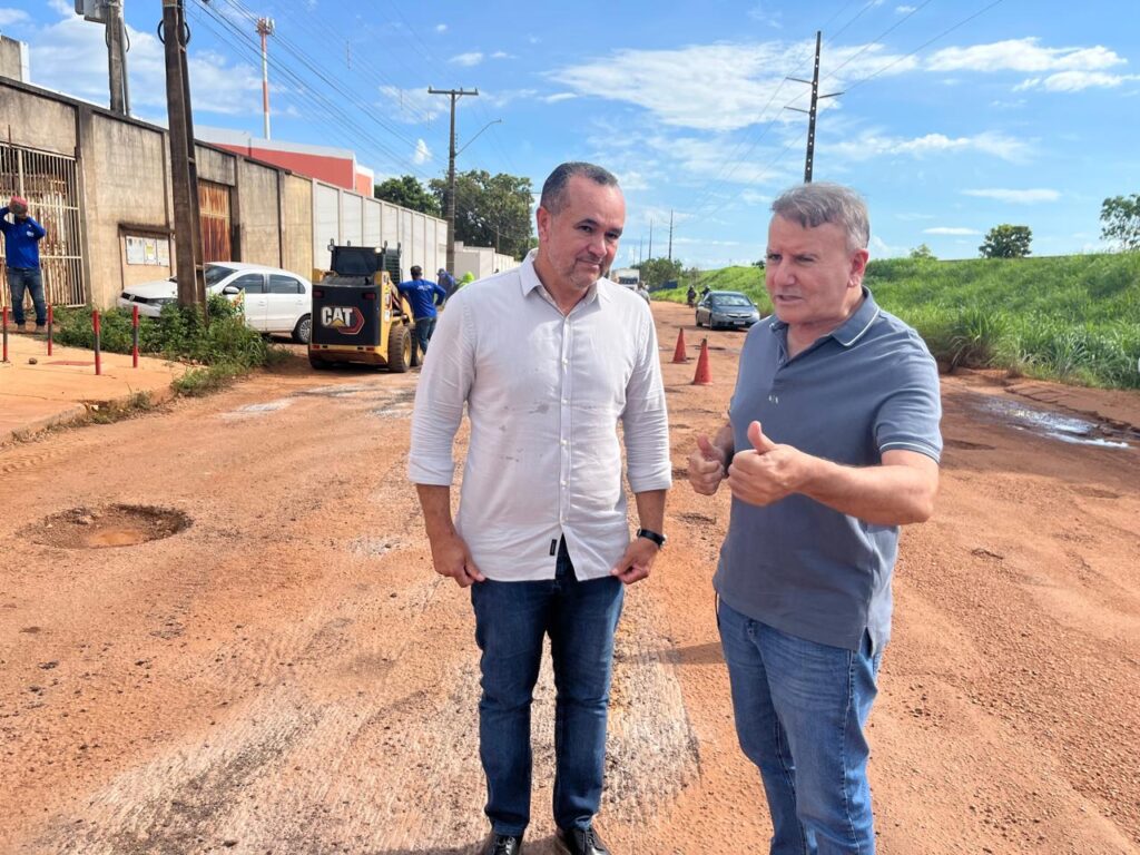 Prefeito de Palmas, Eduardo Siqueira, e o secretário de Infraestrutura e Habitação, em visita às obras - Foto: Alcione Luz<br>