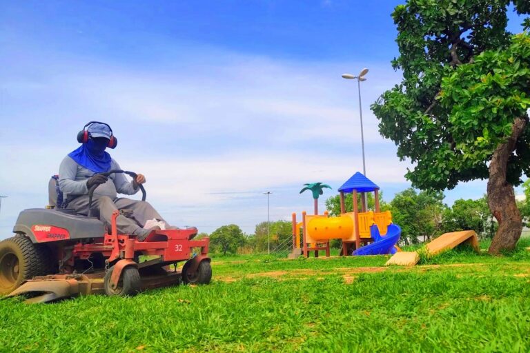 Prefeitura de Palmas intensifica corte de grama em bairros e avenidas da Capital