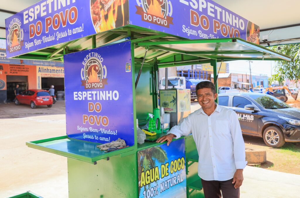 Antônio Ferreira, que trabalha diariamente na via, comemora a recuperação do pavimento - Foto: Júnior Suzuki