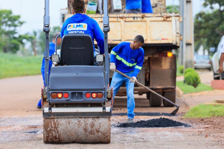 Prefeitura adota estratégia regionalizada para intensificar tapa-buracos em Palmas