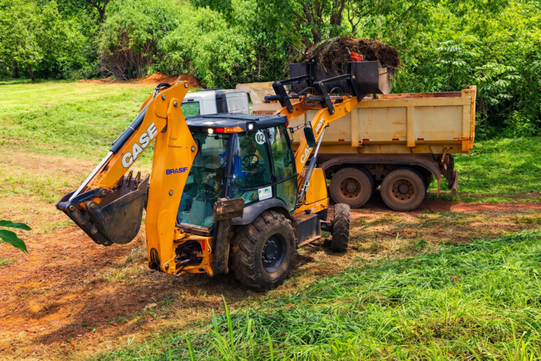 Prefeitura realiza diversos serviços de limpeza no setor Santa Bárbara