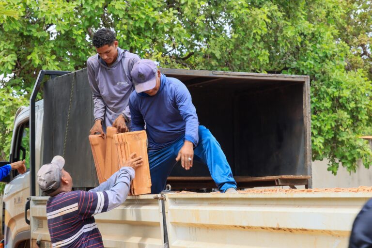 Prefeitura de Palmas disponibiliza telhas na ação emergencial para atender famílias atingidas por vendaval no Jardim Taquari