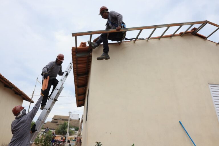 Comunidade do Jardim Taquari começa a receber telhas da Prefeitura de Palmas