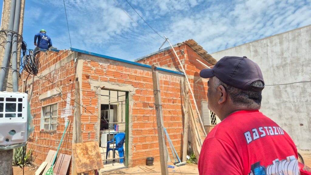 Raimundo Vieira da Cunha foi um dos moradores do Jardim Taquari afetado pelo forte vendaval do dia 8 de janeiro - Foto: Flora Pereira