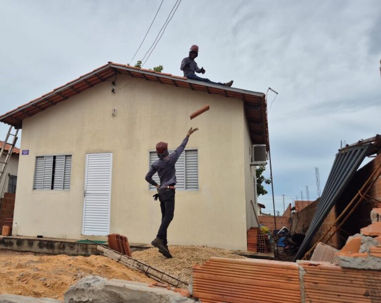 Mais de 160 residências no Jardim Taquari devem ser restauradas com novas telhas até esta sexta-feira,16