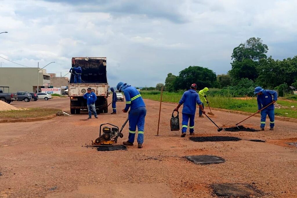 Equipe de tapa-buracos na Avenida LO 31, próximo à Arso 131 (1303 Sul) - Foto: Divulgação