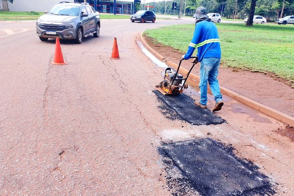 No centro da Capital, houve serviço de tapa-buracos na Av. JK com Av. NS-10 - Foto: Divulgação