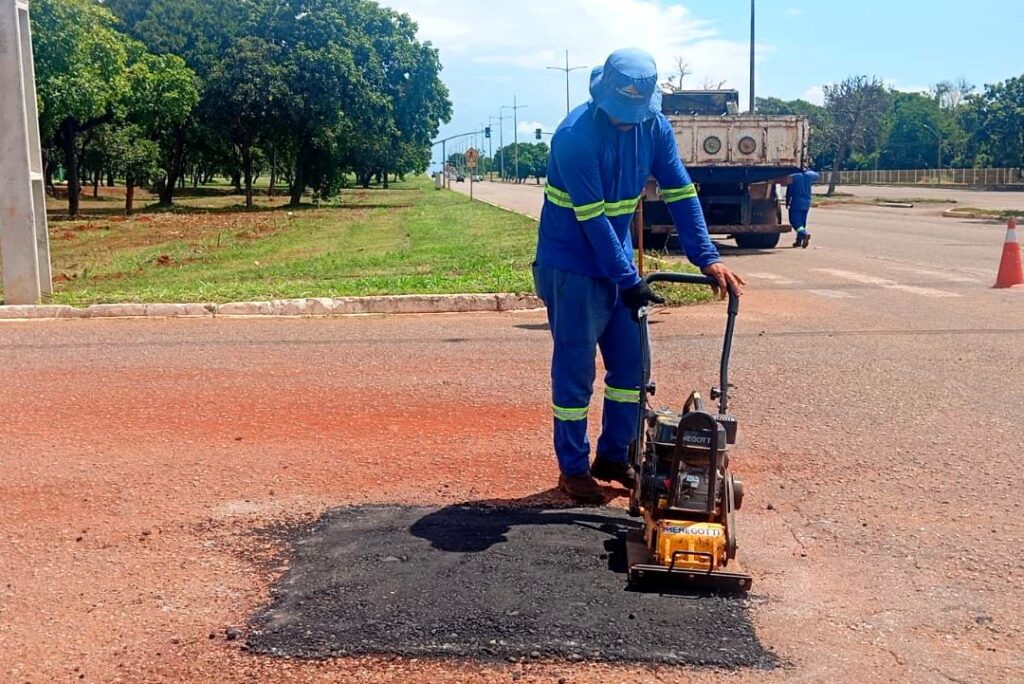 Vários buracos na Avenida Siqueira Campos foram tapados nesta quarta-feira, 7 - Foto: Divulgação