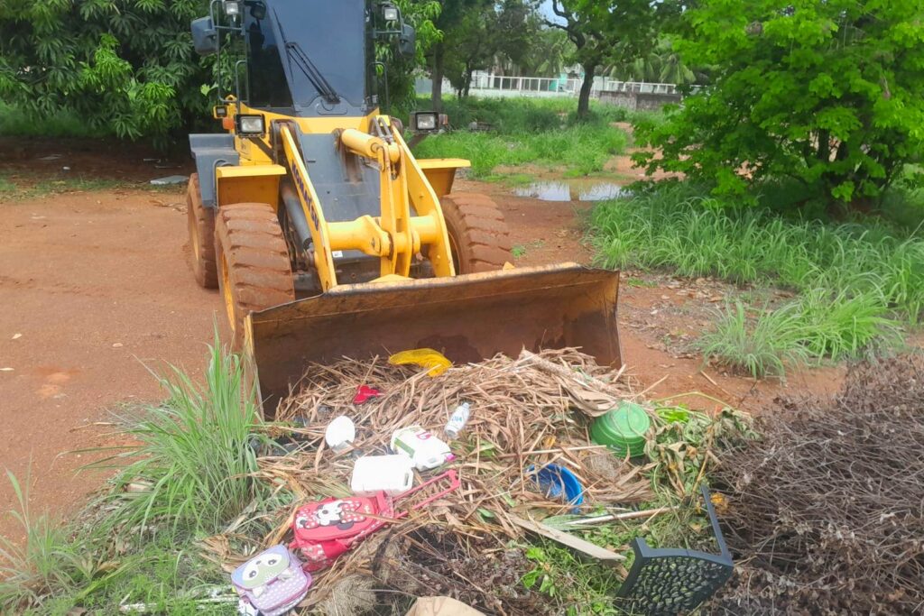Retirada de resíduos descartados em área próxima à Avenida NS 10 - Foto: Divulgação
