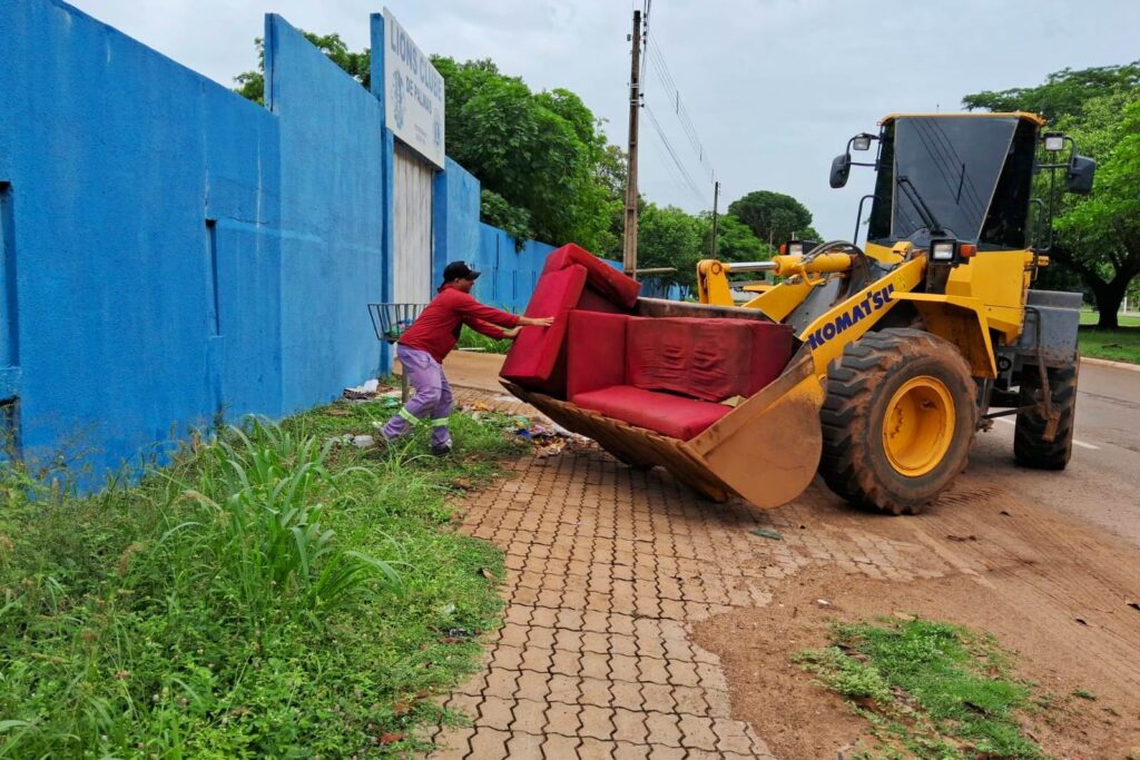 Na Avenida NS-06, um sofá indevidamente descartado foi recolhido com ajuda de máquina retroescavadeira - Foto: Divulgação