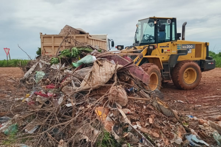 Prefeitura retira entulhos em diversas avenidas de Palmas