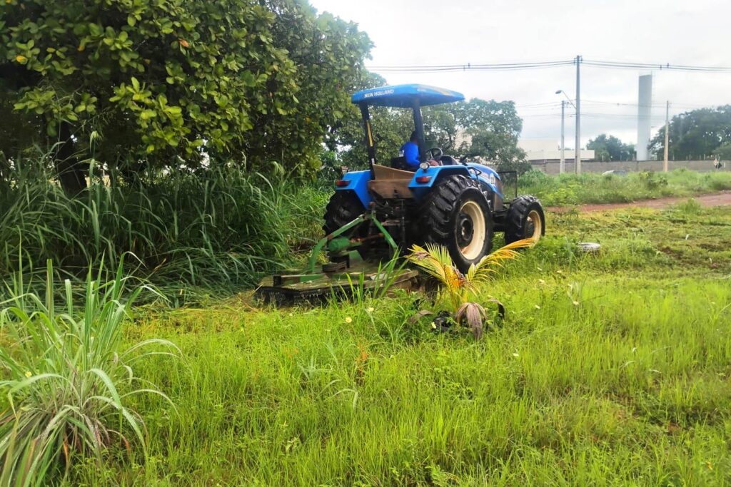 Na Arno 12 (105 Norte), também foi preciso o auxílio de trator para controlar o volume da vegetação - Foto: Divulgação