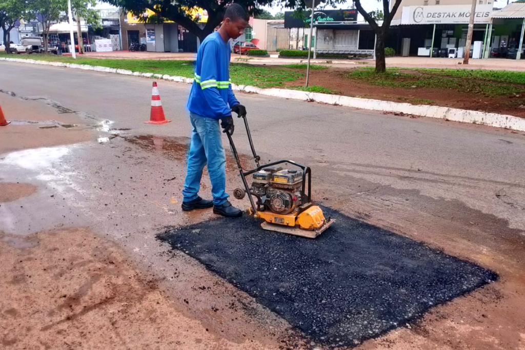 Serviço de tapa-buracos na Avenida NS-03 próximo à Arno 31 (303 Norte) - Foto: Divulgação