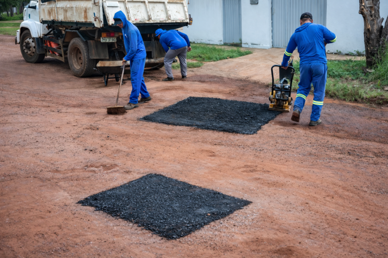 Prefeitura executa tapa-buracos na Rua 37, Avenida D e Avenida Araguaia, no Jardim Aureny III