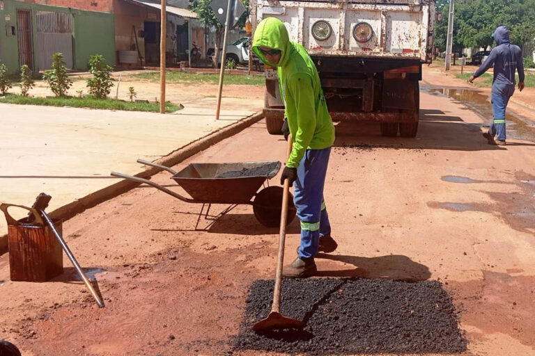 Serviços de tapa-buracos chegam ao Jardim Aureny III e setor Morada do Sol